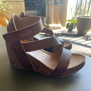 Blow fish wedge sandal